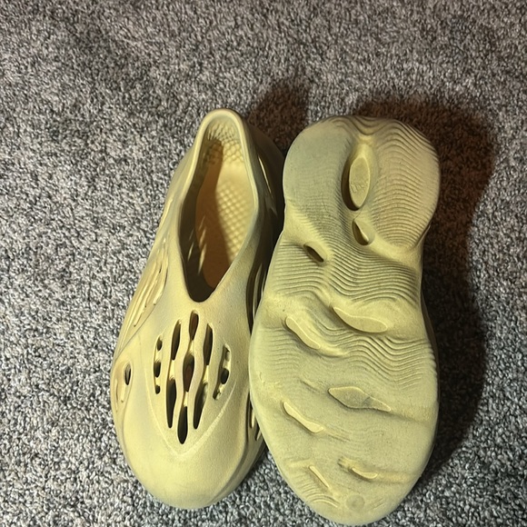 Yzy foam runner size 8 slightly worn. main image 4